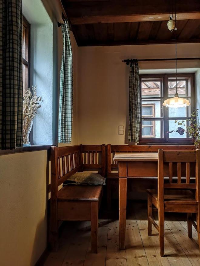Apartmany Cerveny Dvur Chvalsiny ภายนอก รูปภาพ
