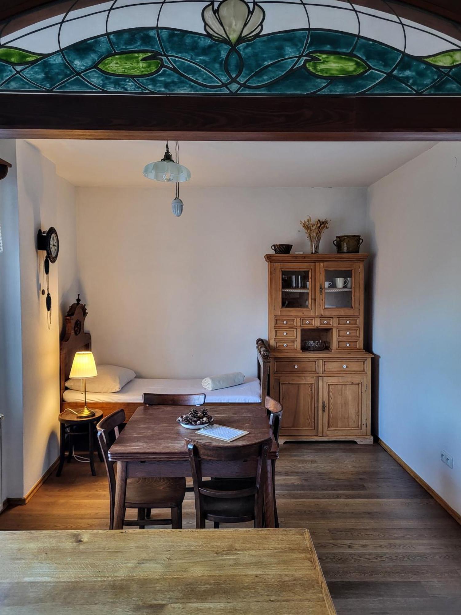 Apartmany Cerveny Dvur Chvalsiny ภายนอก รูปภาพ